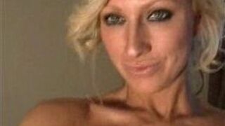 Sexy blonde posing - porn video